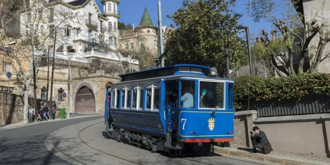 El Ayuntamiento acepta exhibir un Tramvia Blau en la plaza Kennedy en su 125º momento