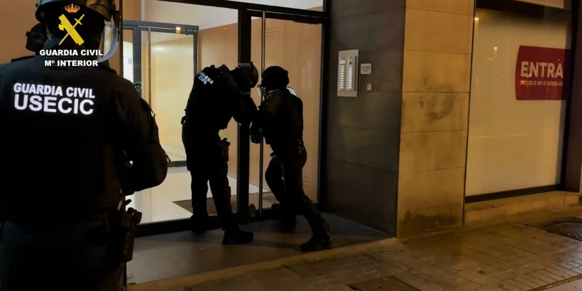 Desmantelan una empalizada de ciberestafas que enviaba millones de mensajes y llamadas a la vez