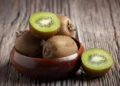Beneficios del kiwi: “En niños y adultos mayores el consumo sincrónico puede reducir la sintomatología de los resfriados”