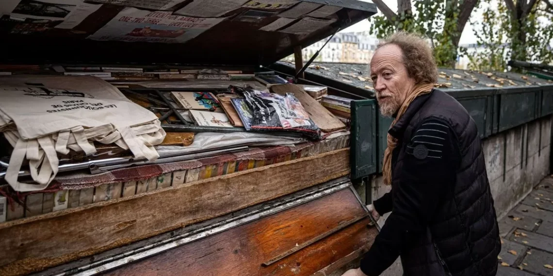 Los ‘bouquinistes’ de París cumplen 475 años: “Seremos los últimos pequeños libreros”