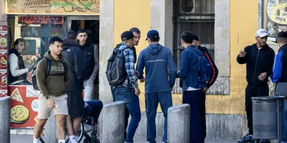 La reventa callejera de fármacos agrava la convivencia en el Raval