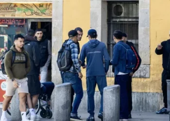 La reventa callejera de fármacos agrava la convivencia en el Raval