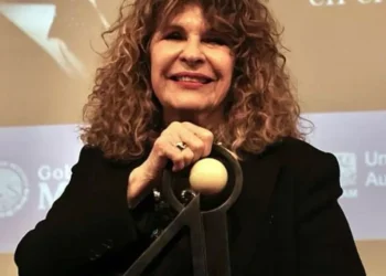 Gioconda Belli recibió el valía Carlos Fuentes y criticó duramente al régimen nicaragüense