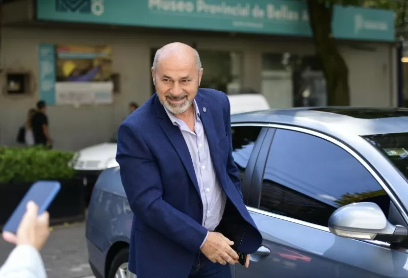 Secco presiona para retener el control del puerto de La Plata