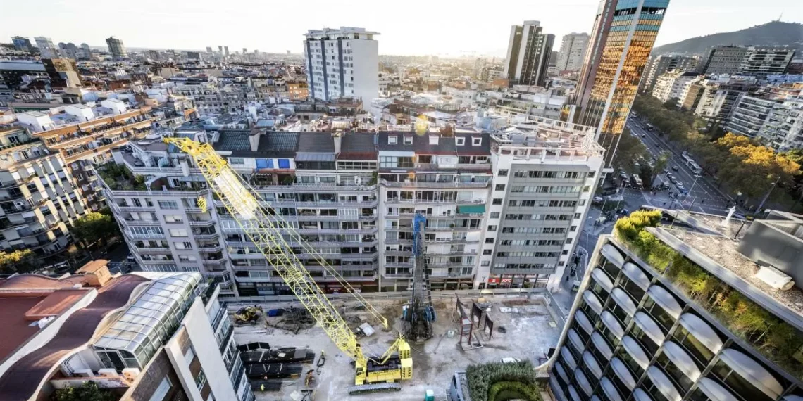 La piso Urgell estará cortada un año más de lo previsto por las obras de la L8