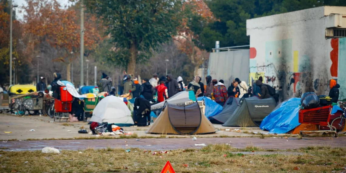 Decenas de desalojados del antiguo instituto de Badalona pasan la confusión al raso