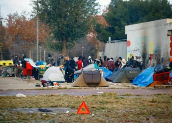 Decenas de desalojados del antiguo instituto de Badalona pasan la confusión al raso