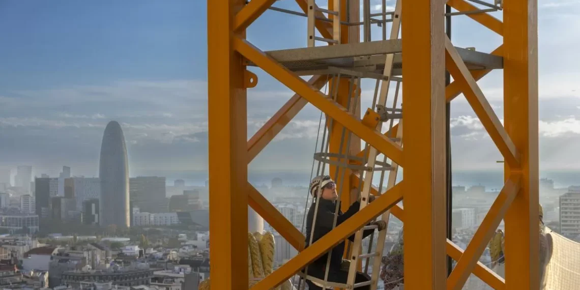 Los gruistas de la Sagrada Família, precisión a 151 metros de altitud