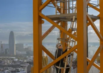 Los gruistas de la Sagrada Família, precisión a 151 metros de altitud