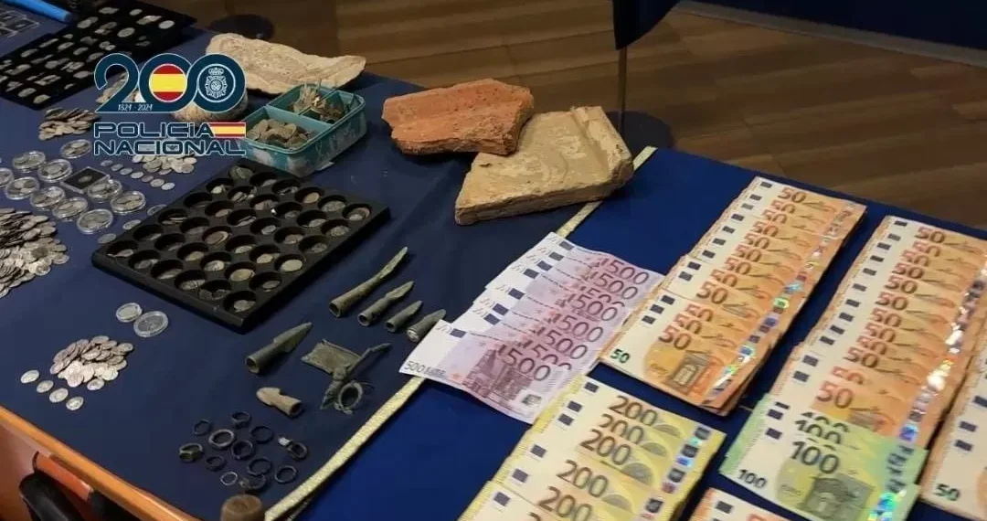 Recuperan una corona visigoda del siglo VI con enganchón detenidos por expolios en León y Valladolid