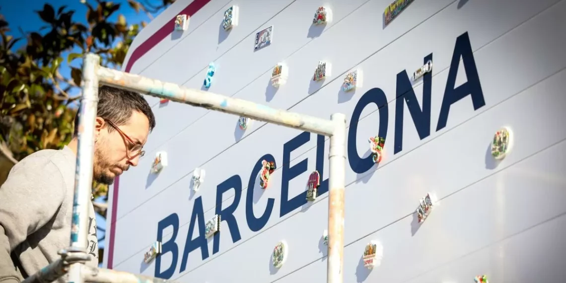 Un pasquín de Barcelona lleno de imanes cutres: arte urbano contra la masificación turística