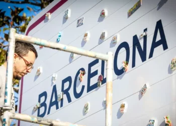 Un pasquín de Barcelona lleno de imanes cutres: arte urbano contra la masificación turística