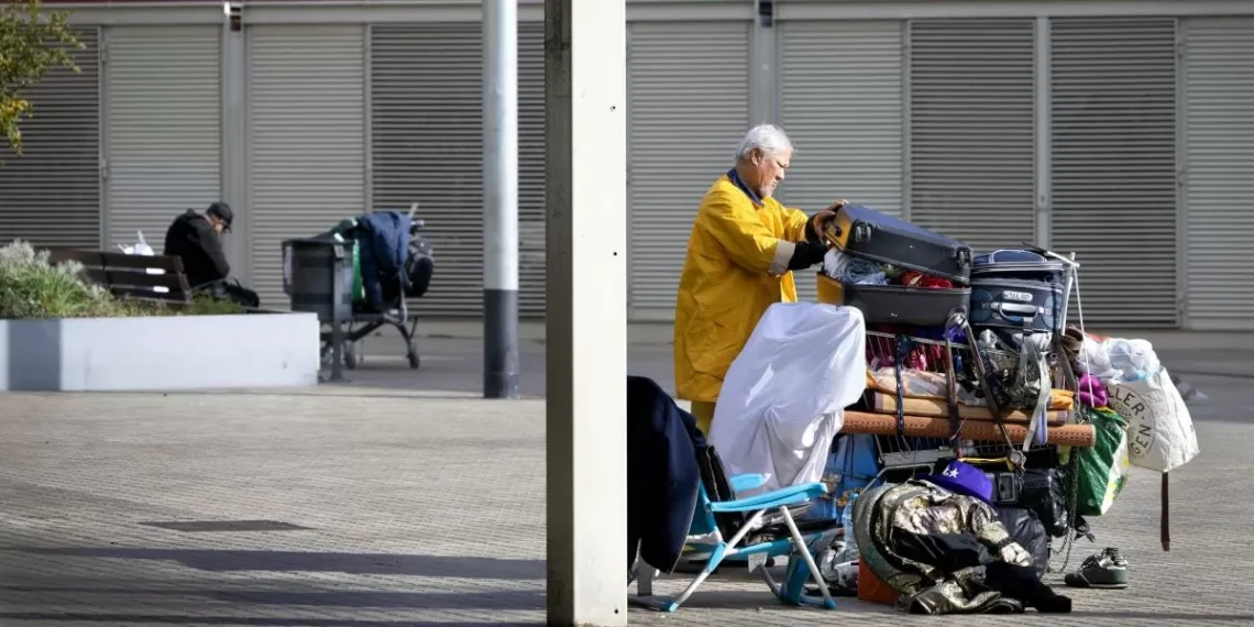 Unas 50 personas acampan en los aledaños del mercado del Sant Antoni