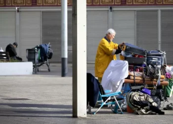 Unas 50 personas acampan en los aledaños del mercado del Sant Antoni