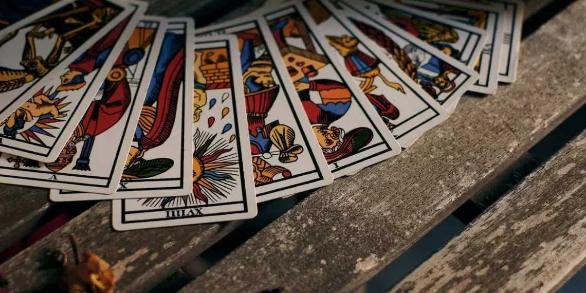 El tarot se instala en la biografía cotidiana: nuevas lecturas, lenguajes simbólicos y búsqueda interior