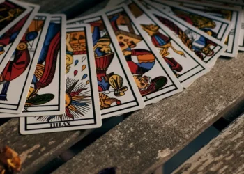 El tarot se instala en la biografía cotidiana: nuevas lecturas, lenguajes simbólicos y búsqueda interior
