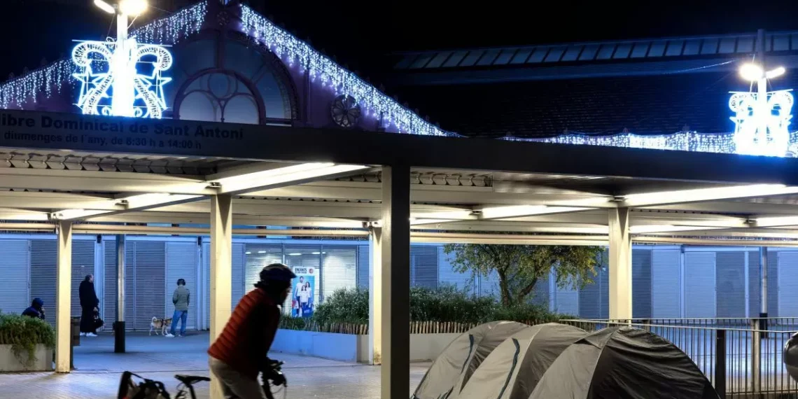Las tiendas de campaña desaparecen de los bajos del pósito de Sant Antoni