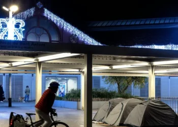 Las tiendas de campaña desaparecen de los bajos del pósito de Sant Antoni