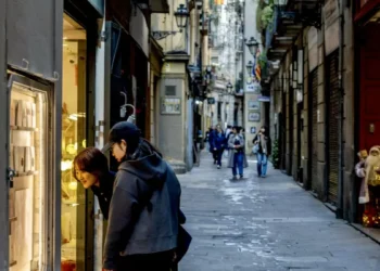 El adiós de las nuevas generaciones transforma la histórica vía Petritxol