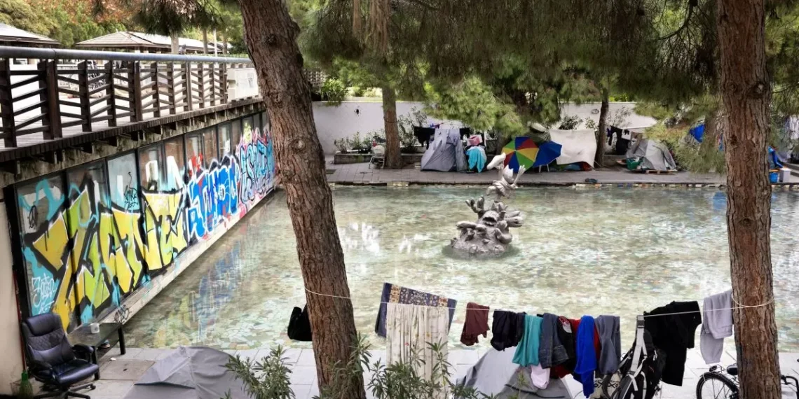 La acceso de un centenar de personas sin techo desata la inquietud en la Vila Olímpica