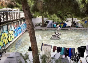 La acceso de un centenar de personas sin techo desata la inquietud en la Vila Olímpica