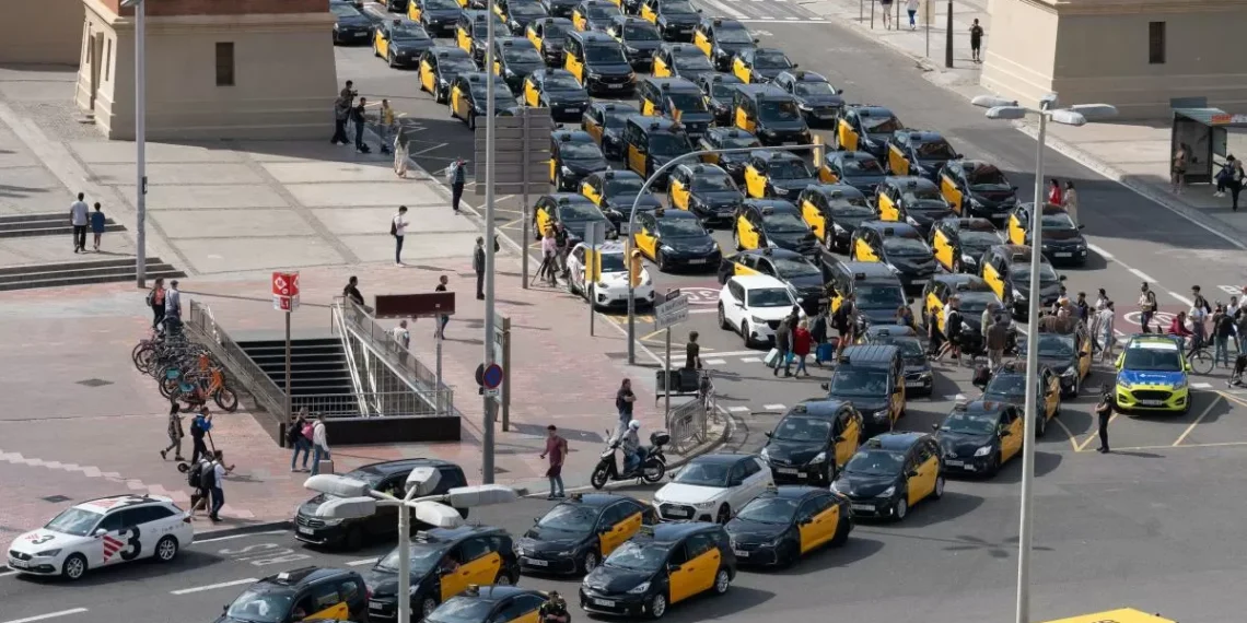 Tres asociaciones de taxistas rechazan el paro para colapsar mañana el loco de Barcelona