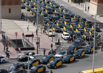 Tres asociaciones de taxistas rechazan el paro para colapsar mañana el loco de Barcelona