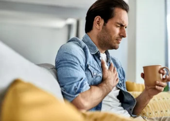 El cardiólogo Aurelio Rojas acuse cómo hacer el test con la linterna del móvil que puede conminar un problema de corazón