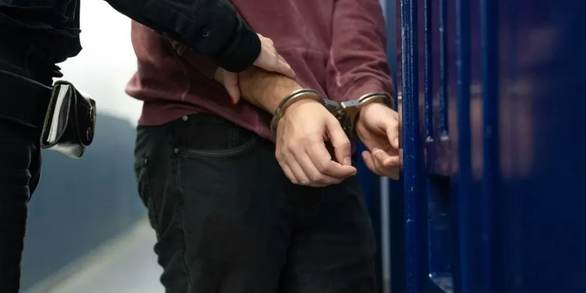 Detenidos 10 menores en Santa Coloma por usar las redes para decidir con víctimas y robarles