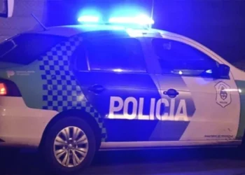 América: Dos hermanos apuñalados por un vecino