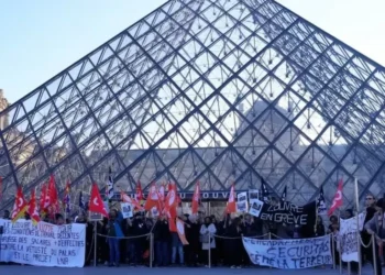 ¿Por qué los empleados del Louvre, el museo más visitado del espacio, siguen en huelga?