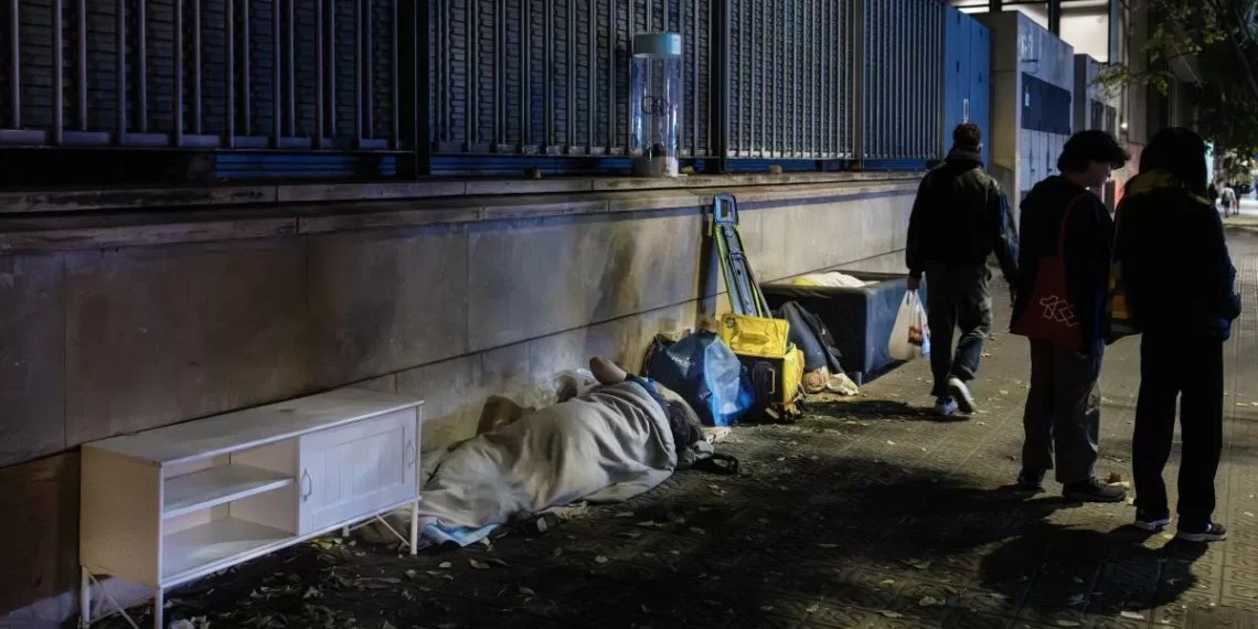 Arrels alerta de que 2.000 personas duermen al raso en Barcelona, espina cifra récord