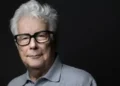 A los 76 años, Ken Follett mantiene su rigidez: “No puede haber partes aburridas en mis libros”