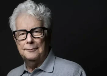 A los 76 años, Ken Follett mantiene su rigidez: “No puede haber partes aburridas en mis libros”