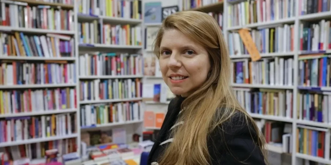 Tras obviar de Venezuela, Míriam Reyes explora el desarraigo y la pertenencia en su debut narrativo