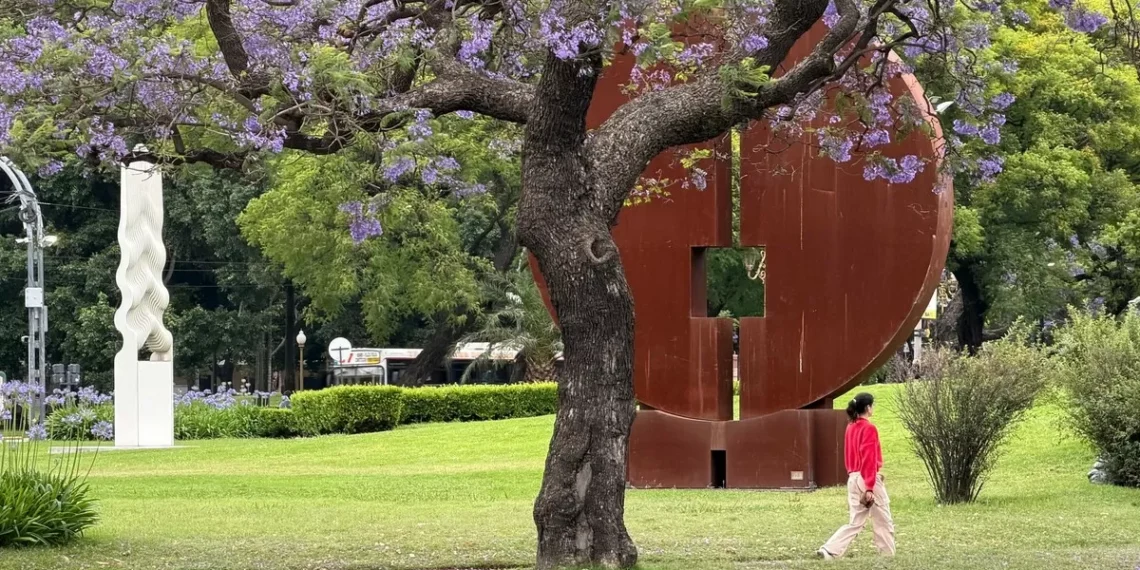 Dos esculturas monumentales de hidrológico di Teana se incorporan al paisaje urbano junto al Bellas Artes