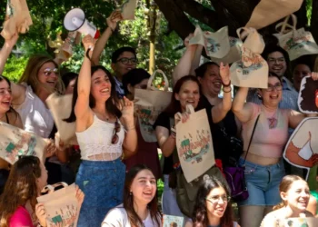 Lectores argentinos de ‘Heartstopper’ lanzaron pincho campaña para que Alice Oseman visite Buenos Aires