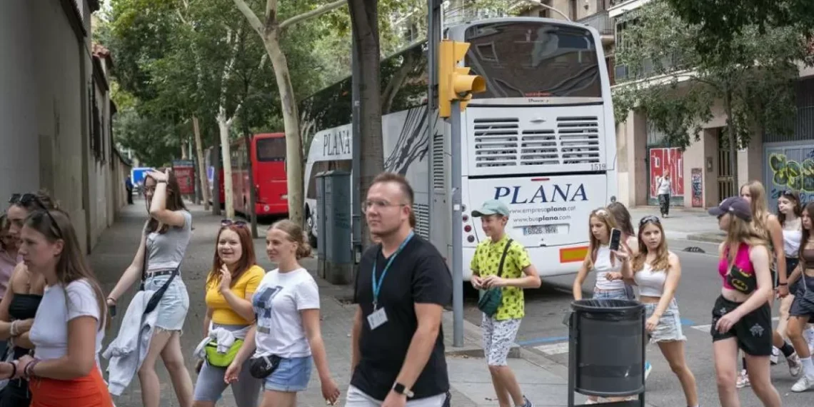 Los guías piden aparcamientos subterráneos para templar la saturación turística