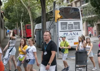 Los guías piden aparcamientos subterráneos para templar la saturación turística