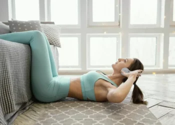 Cuatro ejercicios que puedes hacer desde la yacija y reducirá el riesgo de varices y mala circulación