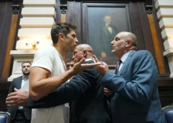 En medio de un escándalo, el peronismo consiguió los votos y aprobó el adeudamiento de Kicillof