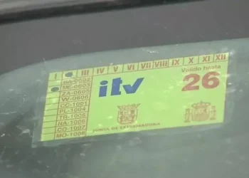 Multa de 900 euros por llevar una pegatina falsa de la ITV