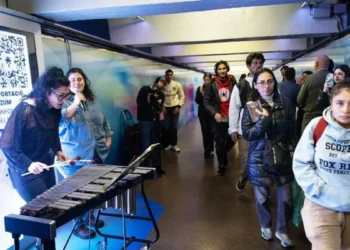 El ‘eterno pasillo’ de paseo de Gràcia estrena una instalación con música e alcance artificial