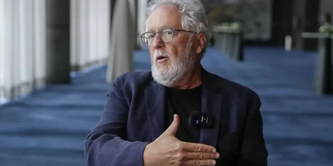 Héctor superior planea que su próximo libro sea sobre dos hermanos en la Guerra Civil Española