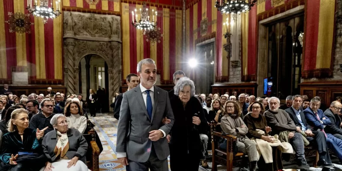 Barcelona concede a Lluís Permanyer la máxima distinción de la pueblo