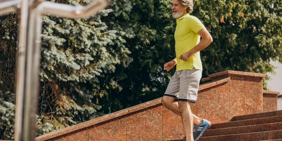 “Las piernas fuertes te hacen envejecer más lento”: Rodrigo Arteaga, advertido en longevidad