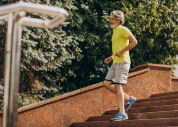 “Las piernas fuertes te hacen envejecer más lento”: Rodrigo Arteaga, advertido en longevidad