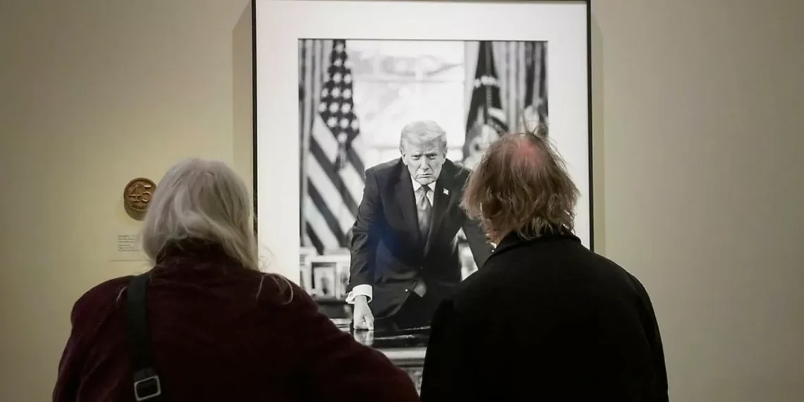 El retrato de Trump en la Galería Nacional fue modificado y ya de ningún modo menciona los juicios políticos