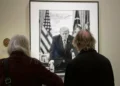 El retrato de Trump en la Galería Nacional fue modificado y ya de ningún modo menciona los juicios políticos