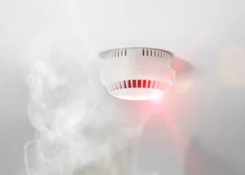 Compromiso para instalar detectores de humo en pisos de personas mayores vulnerables